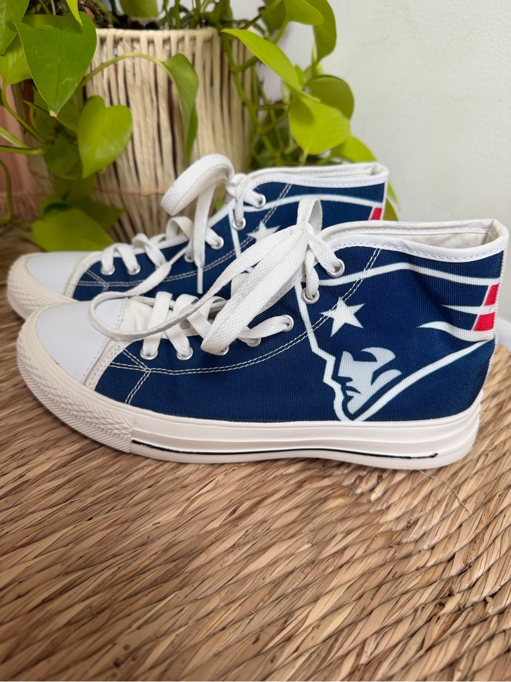 Women’s Size 7 New England Patriots High-Top Sneakers